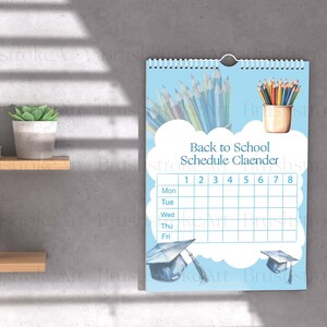 Pu&ograve; includere: Un calendario di programmazione scolastica stampabile blu e bianco con un design ad acquerello di matite e cappelli di laurea. Il calendario ha una griglia con i giorni della settimana e i numeri da 1 a 8.