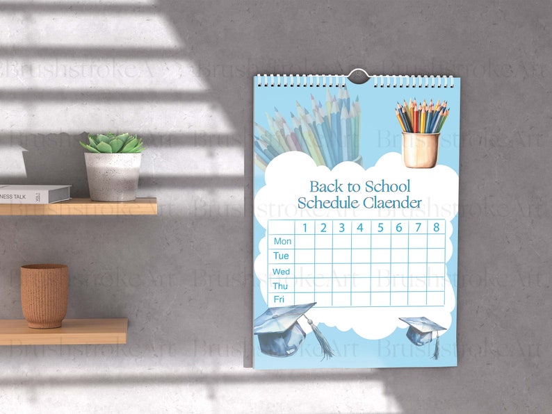 Pu&ograve; includere: Un calendario di programmazione scolastica stampabile blu e bianco con un design ad acquerello di matite e cappelli di laurea. Il calendario ha una griglia con i giorni della settimana e i numeri da 1 a 8.