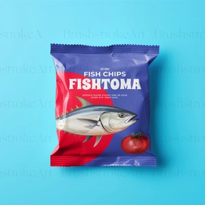 Puede incluir: Una bolsa azul y roja de patatas fritas de pescado Fishtoma con una ilustraci&oacute;n de dibujos animados de un pez y un tomate. La bolsa tiene el texto "Fish Chips Fishtoma" y "Authentic Seafish Straight from the Ocean Seasoned with Tomato Sauce."