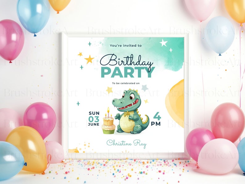 Op de afbeelding: Een groene dinosaurus-verjaardagsuitnodiging met een aquarel achtergrond. De uitnodiging toont een cartoon dinosaurus die een cupcake met kaarsen vasthoudt. De tekst op de uitnodiging luidt "You're invited to Birthday Party" en "To be celebrated on Sun 03 June 4 PM". De uitnodiging is ondertekend met "Christine Ray".
