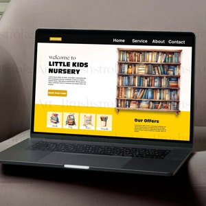 Pu&ograve; includere: Un computer portatile che mostra un sito web per un asilo nido chiamato "Little Kids Nursery". Il sito web ha uno sfondo giallo con un'immagine di una libreria piena di libri. Il sito web ha anche una sezione chiamata "Our Offers".