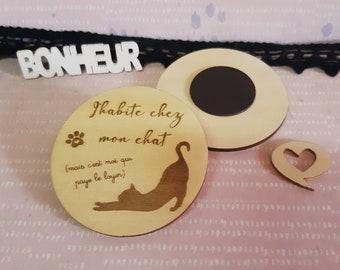 Round wooden magnet "I live with my cat" - Magnet - Mother's Day, birthday or pleasure gift