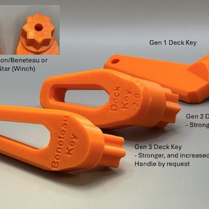 Op de afbeelding: Een oranje dek-sleutelset, inclusief de modellen Gen 1, Gen 2 en Gen 3. De sleutels hebben een stervormig uiteinde en een handvat met een gat. Op de sleutels staat "Dock Key 2.0" en "Beneteau Key". De afbeelding toont ook een close-up van het stervormige uiteinde.