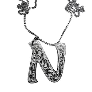 Collar con colgante inicial/letra de tu nombre en plata 925 grabado a mano con buril