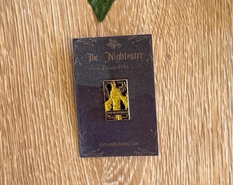 Broche de esmalte do cartão The Nightmare Providence | Uma Janela Escura | O Rei Pastor | Rachel Gillig