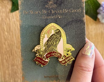 Spilla smaltata "Be Wary One Dark Window" - Con licenza ufficiale