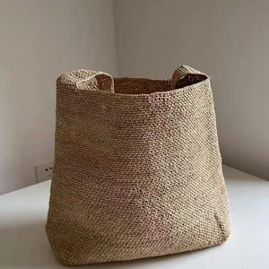 Peut inclure: Ensemble de trois tasses en céramique avec une finition mate et mouchetée. Les tasses sont de couleur crème, gris clair et gris foncé. Chaque tasse a un design simple et minimaliste.