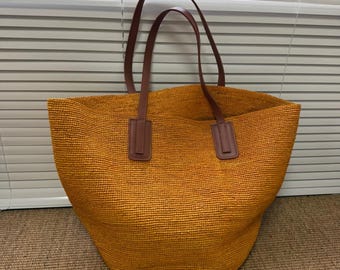 This natural raffia handbag, eco-friendly handwoven shoulder bag, and sustainable beach bag is the perfect gift for your wife or mother
