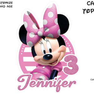 Könnte beinhalten: Rosa Minnie Mouse Tortenaufsatz mit weißen Punkten, einer rosa Schleife und der Zahl 3. Der Name Jennifer ist in rosa Glitzer unter dem Bild geschrieben. Der Text "Cake Topper" ist in schwarzer Schrift oben im Bild.