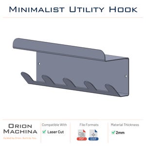 Puede incluir: Un gancho utilitario minimalista de metal gris. El gancho tiene una parte superior rectangular con un borde frontal curvo y cuatro ganchos curvos. El texto "MINIMALIST UTILITY HOOK" está en la parte superior. El grosor del material es de 2 mm.