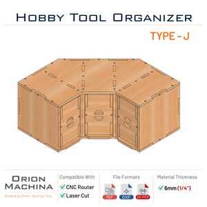 Może przedstawiać: Drewniany organizer na narzędzia hobbystyczne, Typ-J, z narożnym designem. Organizer jest kompatybilny z frezarkami CNC i wycinarkami laserowymi. Grubość materiału wynosi 6 mm. Widoczny jest tekst "HOBBY TOOL ORGANIZER" i "TYPE-J".
