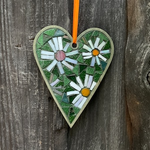 Green Heart Mosaic Kit: DIY Craft with Daisies