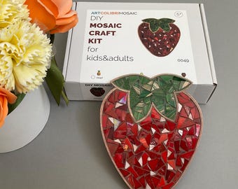 Puede incluir: Un kit de manualidades de mosaico DIY con una fresa roja con hojas verdes. La caja es blanca con el texto "ARTCOLIBRIMOSAIC DIY MOSAIC CRAFT KIT for kids&adults 0049".