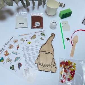 Puede incluir: Un kit de manualidades de mosaico para ni&ntilde;os y adultos, con un gnomo de madera, lechada, pegamento, teselas de mosaico e instrucciones. Incluye una esponja, una cuchara de madera y un vaso de papel. El kit contiene varias formas y colores de mosaico.