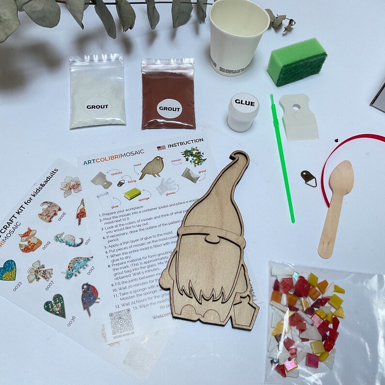 Puede incluir: Un kit de manualidades de mosaico para ni&ntilde;os y adultos, con un gnomo de madera, lechada, pegamento, teselas de mosaico e instrucciones. Incluye una esponja, una cuchara de madera y un vaso de papel. El kit contiene varias formas y colores de mosaico.
