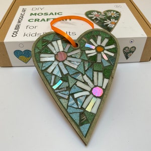 Green Heart Mosaic Kit: DIY Craft with Daisies