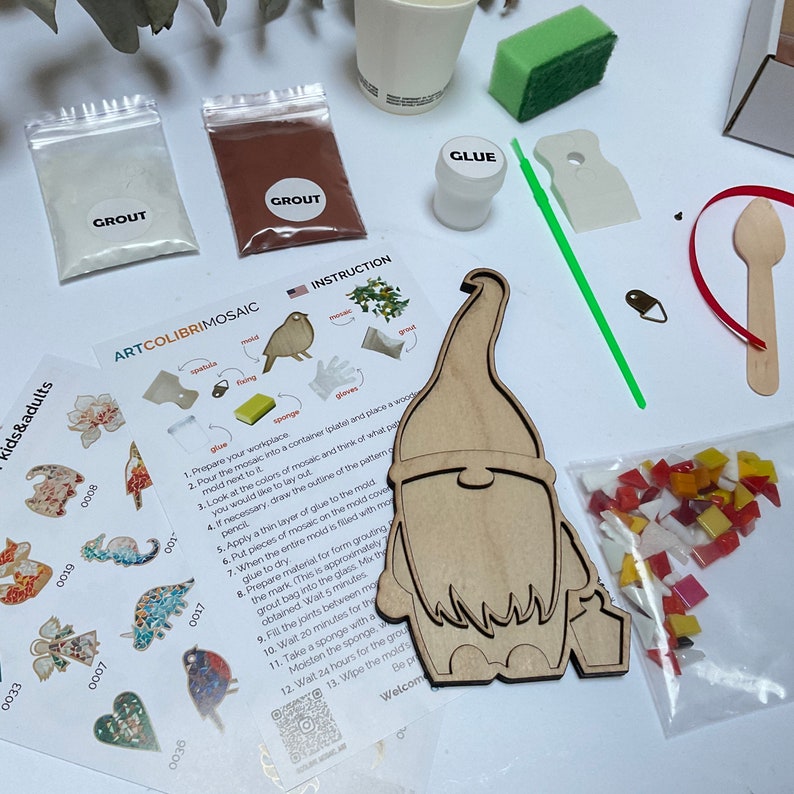 Puede incluir: Un kit de manualidades de mosaico con lechada, pegamento, un gnomo de madera, azulejos de mosaico coloridos e instrucciones. El kit incluye una esponja, una cuchara de madera y pegatinas. Dise&ntilde;ado para ni&ntilde;os y adultos.