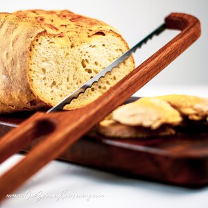 Brotbogenmesser mit Hängegriff Geigenmesser Brotmesser Walnussmesser Eichenmesser Holzmesser Links oder Rechtshänder Geschenk Bild 2