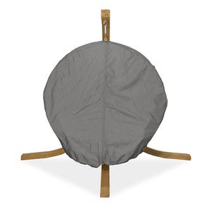 Könnte beinhalten: Eine graue, kreisförmige Abdeckung für Gartenmöbel, die über einem Holzrahmen drapiert ist. Die Abdeckung besteht aus einem glatten, wasserabweisenden Material. Der Holzrahmen hat drei Beine und einen Aufhängemechanismus.