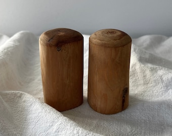 Vintage deutsche Salz- und Pfefferstreuer aus Holz – handgefertigtes rustikales Design
