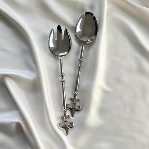 Cubiertos de ensalada vintage de plata con flor de lis / Cuchara y tenedor de ensalada grandes de metal / Juego de servir con diseño de lirio francés de mediados de siglo