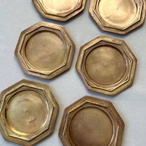 Discover mid-century elegance with this set of GALLO brass coasters, crafted in Italy in the 1960s. Featuring a geometric design and a luxurious patina, these coasters offer both functionality and timeless style.