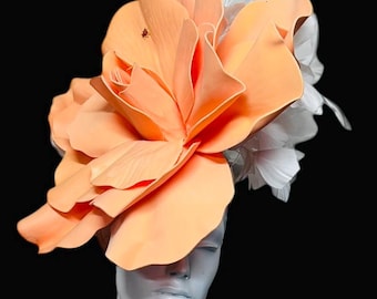 Fascinatorhoed koraalroze en witte veren – Kentucky Derby Ascot Millinery