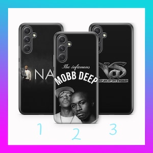 Op de afbeelding: Drie zwarte telefoonhoesjes met verschillende ontwerpen. Het eerste hoesje heeft de tekst "NAS" in wit. Het tweede hoesje heeft de tekst "The infamous MOBB DEEP" in wit. Het derde hoesje heeft de tekst "NAS" in wit en de tekst "HIP HOP IS DEAD" in wit.
