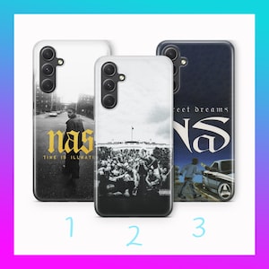 Könnte beinhalten: Drei verschiedene Handyhüllen mit dem Rapper Nas. Die erste Hülle ist weiß mit schwarzem Text, der "Nas Time is Illmatic" lautet. Die zweite Hülle ist weiß mit einem Schwarzweißfoto einer Menschenmenge. Die dritte Hülle ist schwarz mit weißem Text, der "Nas Street Dreams" lautet.