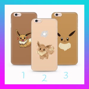 Può includere: Tre custodie per telefono con disegni di Eevee. Le custodie sono in tonalità marroni e beige. Ogni custodia presenta una diversa illustrazione di Eevee. Le custodie sono numerate 1, 2 e 3 in blu. Lo sfondo è bianco con un bordo viola e blu.