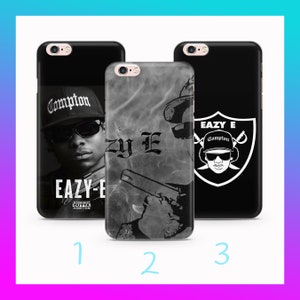Może przedstawiać: Trzy różne etui na telefon z Eazy-E, raperem z Compton w Kalifornii. Pierwsze etui przedstawia czarno-białe zdjęcie Eazy-E z tekstem "Compton" i "Eazy-E" na nim. Drugie etui przedstawia czarno-białe zdjęcie Eazy-E z tekstem "Eazy-E" na nim. Trzecie etui przedstawia czarno-białą ilustrację Eazy-E z tekstem "Eazy-E" i "Compton" na nim.