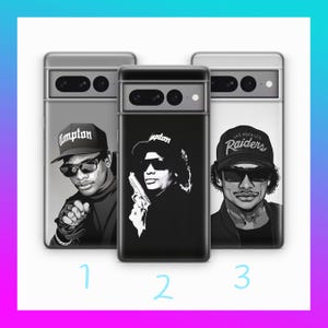 Może przedstawiać: Trzy etui na telefon z różnymi wzorami. Pierwsze etui przedstawia czarno-białe zdjęcie mężczyzny w czapce "Compton". Drugie etui przedstawia czarno-białe zdjęcie mężczyzny w czapce "Compton" trzymającego broń. Trzecie etui przedstawia czarno-białe zdjęcie mężczyzny w czapce "Los Angeles Raiders".