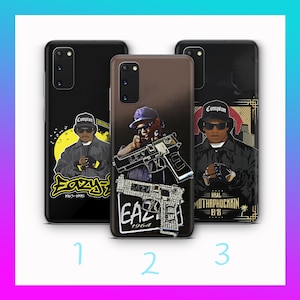 Może przedstawiać: Trzy różne etui na telefon z obrazami rapera Eazy-E. Pierwsze etui przedstawia czarno-białe zdjęcie Eazy-E z tekstem "Eazy-E 1963-1995". Drugie etui przedstawia kolorowe zdjęcie Eazy-E trzymającego pistolet z tekstem "Eazy-E 1964". Trzecie etui przedstawia kolorowe zdjęcie Eazy-E z tekstem "Compton" i "Real Muthaphuckkin G's".