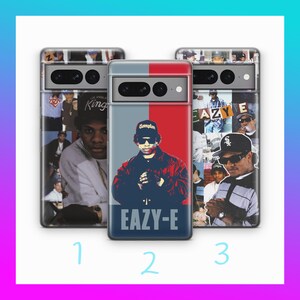 Może przedstawiać: Trzy etui na telefon z różnymi wzorami przedstawiającymi zdjęcia raperów. Pierwsze etui ma kolaż zdjęć ze słowem "King" widocznym. Drugie etui przedstawia portret rapera z tekstem "Eazy-E" na dole. Trzecie etui ma kolaż zdjęć z widocznym tekstem "Eazy-E".