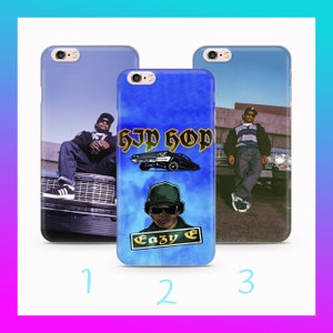 Może przedstawiać: Trzy różne etui na telefon z niebieskim i białym tłem tie-dye z czarno-białym obrazkiem samochodu i tekstem "Hip Hop" i "Eazy E". Pierwsze etui ma niebieskie tło z białym samochodem i tekstem "Hip Hop" i "Eazy E". Drugie etui ma niebieskie tło z białym samochodem i tekstem "Hip Hop" i "Eazy E". Trzecie etui ma niebieskie tło z białym samochodem i tekstem "Hip Hop" i "Eazy E".