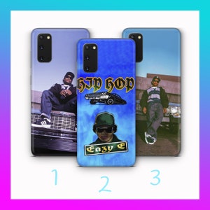 Może przedstawiać: Trzy różne etui na telefon z motywem hip-hopowym. Pierwsze etui jest niebieskie z białym samochodem i napisem "G-funk". Drugie etui jest niebieskie z białym samochodem i napisem "G-funk". Trzecie etui jest niebieskie z białym samochodem i napisem "G-funk".