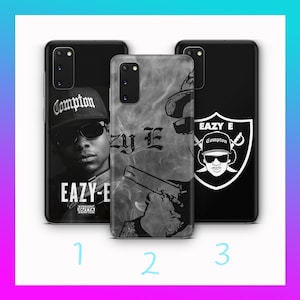 Może przedstawiać: Trzy różne etui na telefon z czarno-białym obrazkiem rapera Eazy-E. Pierwsze etui przedstawia portret Eazy-E z tekstem "Compton" i "Eazy-E" na etui. Drugie etui przedstawia czarno-biały obrazek Eazy-E z tekstem "Eazy-E" na etui. Trzecie etui przedstawia czarno-biały obrazek Eazy-E z tekstem "Eazy-E" i "Compton" na etui.