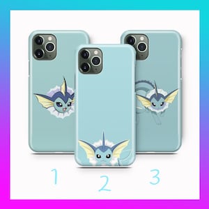 Può includere: Tre custodie per telefono azzurre con un design a cartoni animati di Vaporeon. Le custodie hanno una finitura lucida e un design protettivo. Il personaggio di Vaporeon è raffigurato in diverse pose su ogni custodia, con accenti gialli, blu e bianchi.