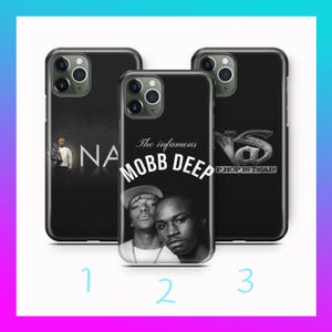 Peut inclure: Coques de téléphone noires avec des artistes de hip-hop. L'une affiche "NA" avec une figure, une autre présente "MOBB DEEP" avec deux visages, et la troisième a le texte "Nas" et "P HOP IS DEAD".