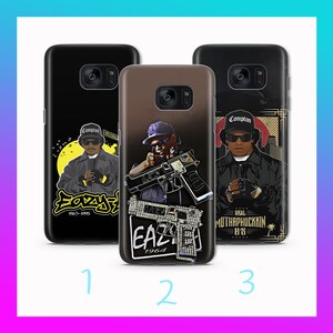 Może przedstawiać: Trzy różne etui na telefon z obrazami rapera Eazy-E. Pierwsze etui przedstawia czarno-białe zdjęcie Eazy-E z tekstem "Eazy-E 1963-1995". Drugie etui przedstawia kolorowe zdjęcie Eazy-E trzymającego pistolet z tekstem "Eazy-E 1964". Trzecie etui przedstawia kolorowe zdjęcie Eazy-E z tekstem "Compton" i "Real Muthaphuckkin G's".