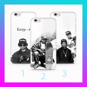 Może przedstawiać: Trzy różne etui na telefon z czarno-białymi zdjęciami raperów. Pierwsze etui ma napis "Eazy-e". Drugie etui przedstawia rapera siedzącego na krawężniku z deskorolką. Trzecie etui przedstawia trzech raperów stojących razem.
