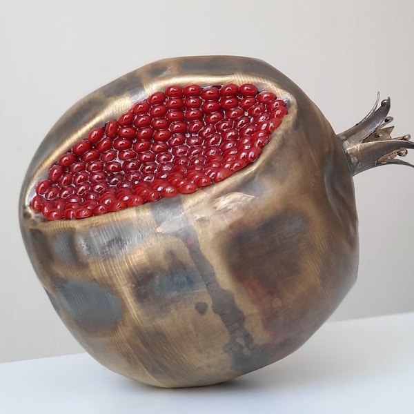 Granatapfel mit Knospen verziert mit Steinen, roter Stein detaillierter Kupfer gehämmerter Granatapfel, Osterfest, Kunstobjekt