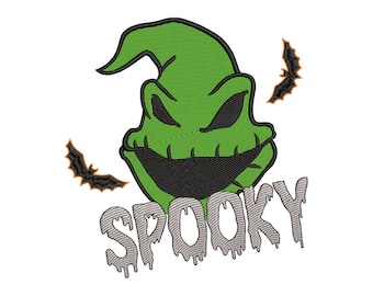 Op de afbeelding: Een groen, gestikt gezicht met een brede, zwarte grijns en zwarte ogen, met het woord "SPOOKY" in druipende letters. Twee zwarte vleermuizen met oranje contouren vliegen in de buurt van het gezicht. Het ontwerp staat op een witte achtergrond.