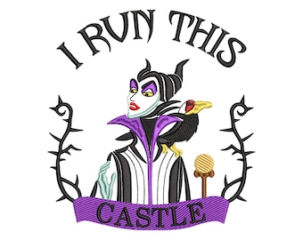 Op de afbeelding: Geborduurd ontwerp met een cartoon-schurk met een raaf op haar schouder, omlijst door doornige wijnranken. De tekst "I RUN THIS CASTLE" is boven en onder het personage gebogen. Het ontwerp gebruikt zwart, paars, wit en geel.