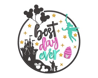 Peut inclure: Motif brodé avec un château noir, des ballons Mickey Mouse, une fée et les mots "best day ever" en rose et turquoise. Comprend un cupcake et des étoiles, le tout dans un cercle noir.