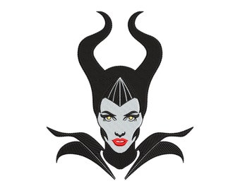 Op de afbeelding: Zwart-wit borduurontwerp van Maleficent uit Disneys Doornroosje. Ze heeft grote hoorns, een puntige kroon en een strenge uitdrukking. Haar lippen zijn rood.
