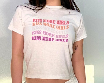 Kiss More Girls Baby T-Shirt Pride Baby T-Shirt Scherenshirt Y2K Baby T-Shirt Gay Kleidung Clowncore Baby T-Shirt lgbt Queer Shirt Bisexuelles Baby T-Shirt