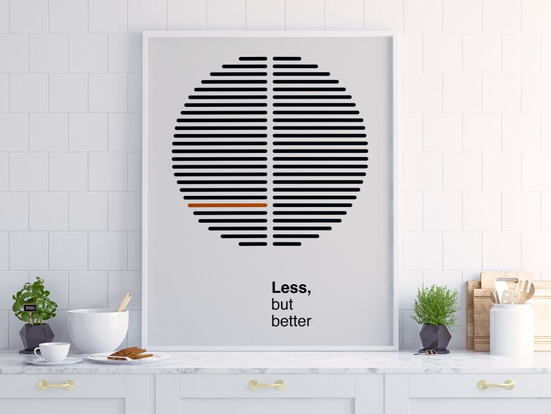 Op de afbeelding: Een minimalistische poster in zwart-wit met een cirkel gemaakt van horizontale lijnen. De cirkel wordt onderbroken door een dunne oranje lijn. De tekst "Minder, maar beter" staat onder de cirkel.