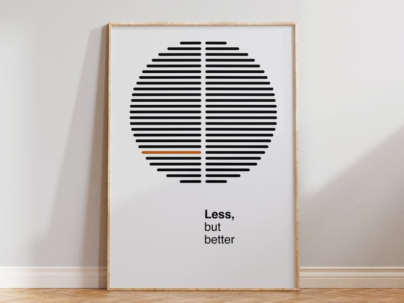 Op de afbeelding: Een minimalistische zwart-wit poster met een cirkel gemaakt van horizontale lijnen. De cirkel heeft een enkele oranje lijn in het midden. De tekst "Minder, maar beter" staat onder de cirkel.
