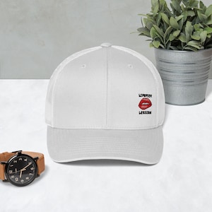 Boné Trucker Lésbico com Batom Ousado – Boné de Malha Orgulho para Mulheres LGBTQ+, Declaração de Moda Queer, Estética Lésbica Retrô
